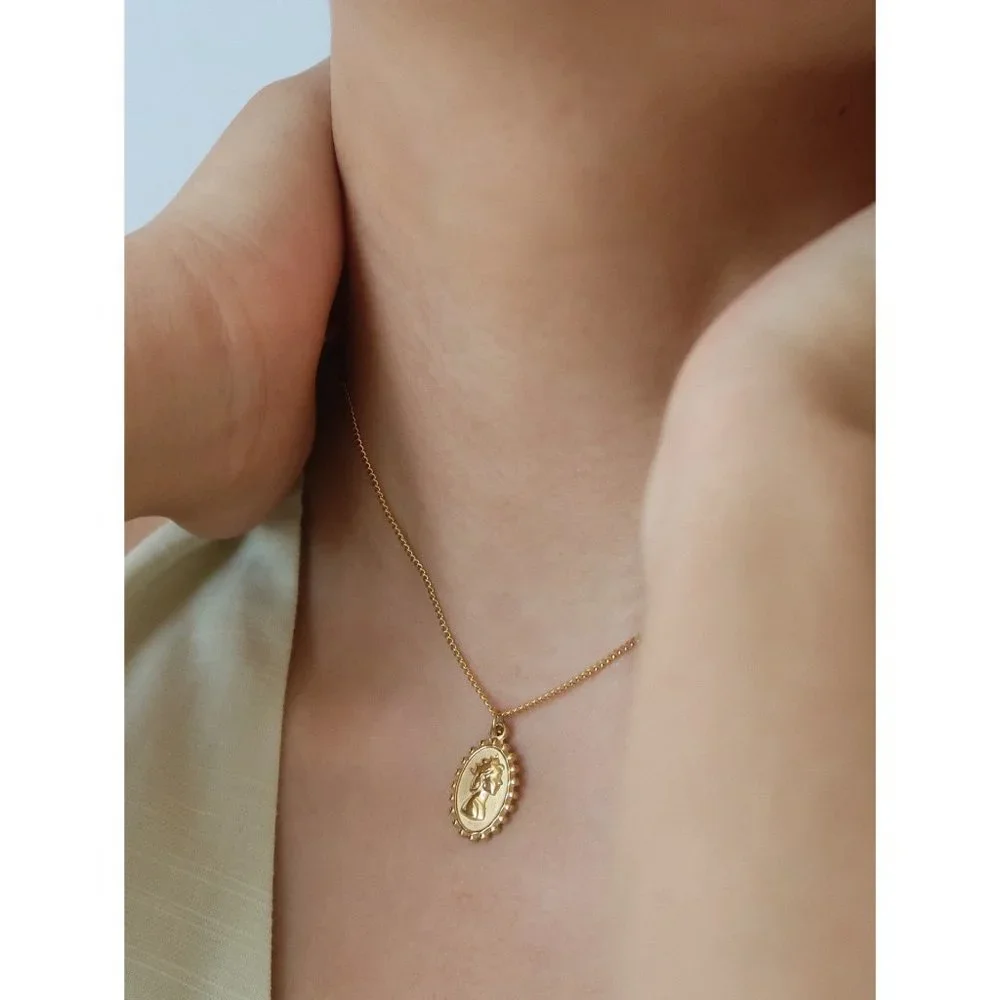 NEW 18K Gold Plated Oval Coin Queen Elizabeth Figure Pendant Necklace